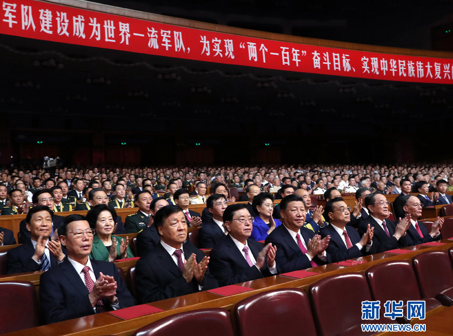 7月28日，慶祝中國人民解放軍建軍90周年文藝晚會《在黨的旗幟下》在北京人民大會堂舉行。中共中央總書記、國家主席、中央軍委主席習近平和李克強、張德江、俞正聲、劉云山、王岐山、張高麗等黨和國家領導人，與首都3000多名各界群眾一起觀看演出。新華社記者 馬占成 攝