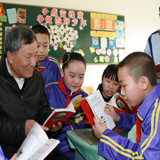 喬安山給小學生講雷鋒的故事。