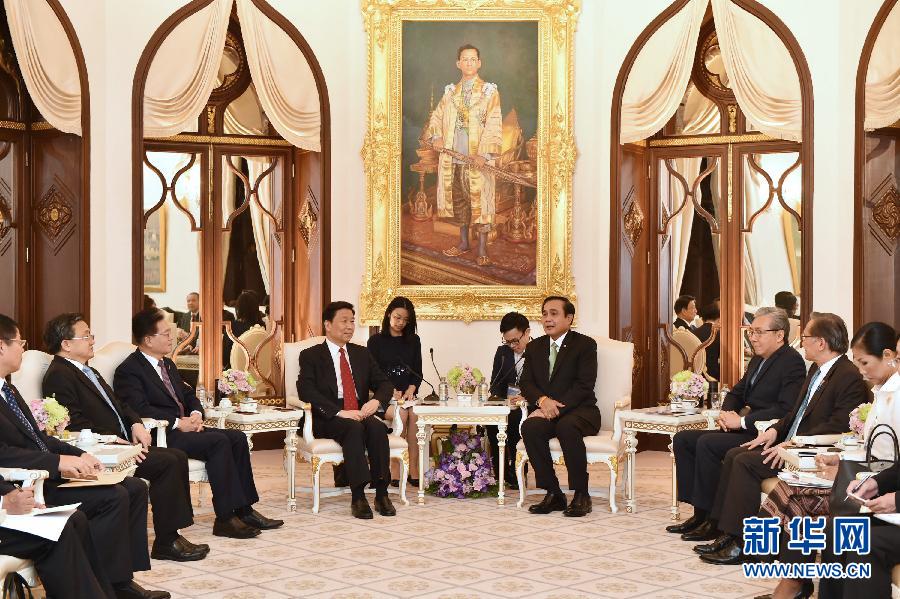 10月9日，泰國(guó)總理巴育（右四）在泰國(guó)曼谷會(huì)見前來出席亞洲合作對(duì)話第二次領(lǐng)導(dǎo)人會(huì)議的中國(guó)國(guó)家副主席李源潮。 新華社記者李芒茫攝