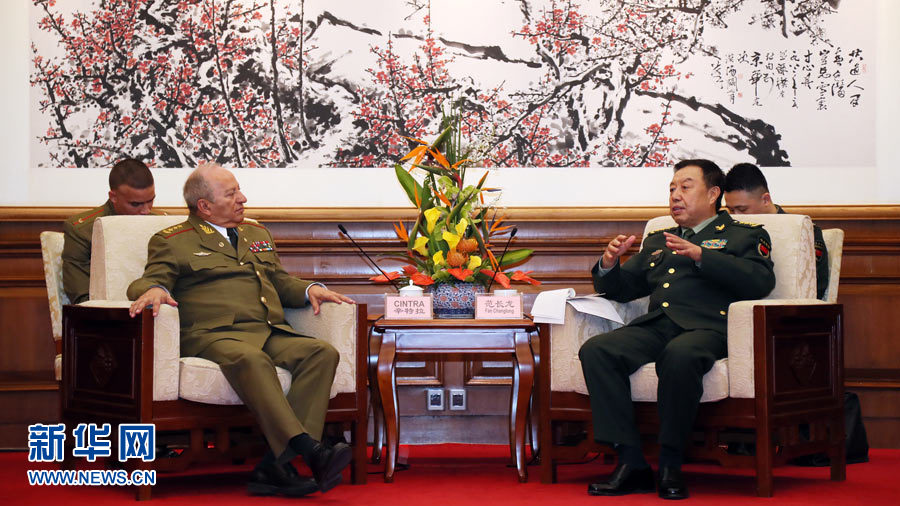 3月28日，中央軍委副主席范長龍在北京釣魚臺國賓館會見來華訪問的古巴革命武裝力量部部長萊奧波爾多·辛特拉。 新華社發（劉芳 攝） 
