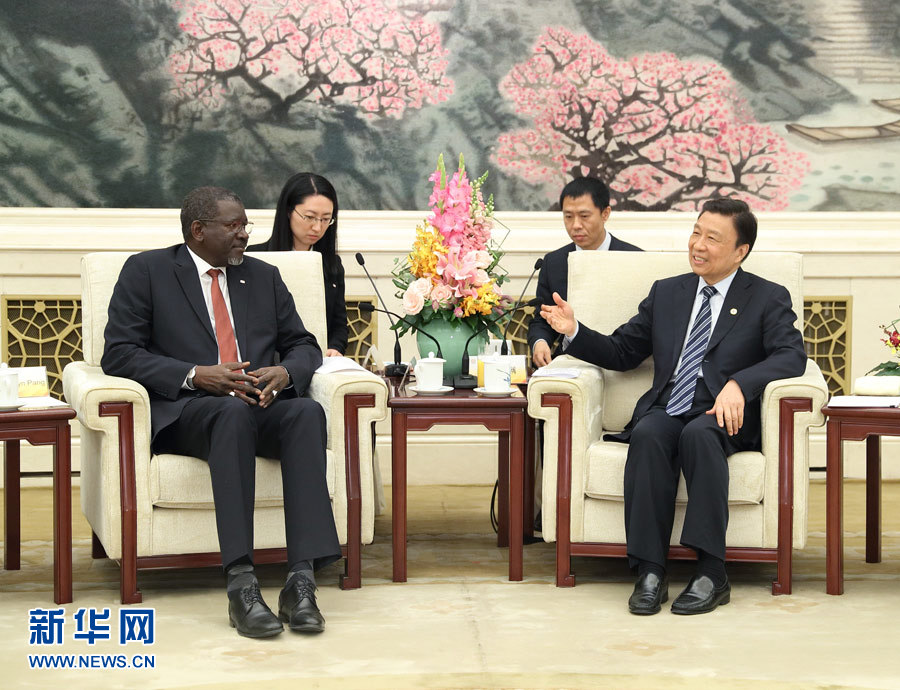 5月15日，國家副主席、中國紅十字會名譽會長李源潮在北京會見來華出席“一帶一路”國際合作高峰論壇的紅十字會與紅新月會國際聯合會秘書長阿西。新華社記者 王曄 攝