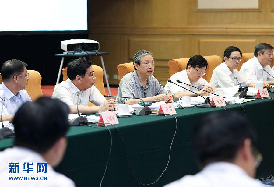 近日，中共中央政治局委員、國務院副總理馬凱在北京調研新能源汽車產業發展。這是7月4日，馬凱在北京深入新能源汽車充換電設施、充電服務平臺、分時租賃等單位調研，并主持召開推廣應用座談會。新華社記者 龐興雷 攝