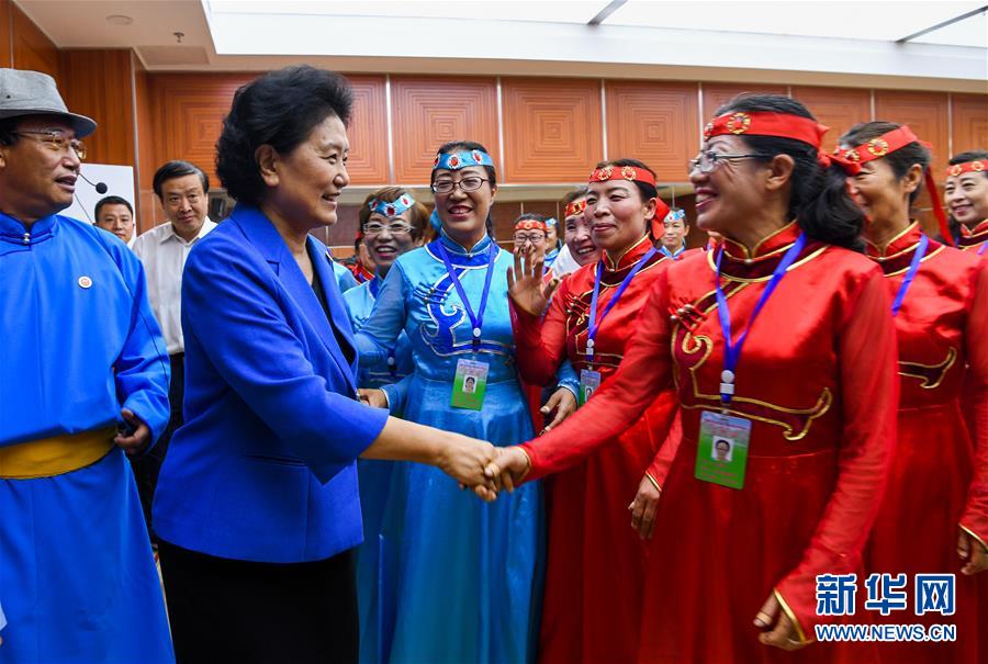 8月9日，中共中央政治局委員、國務院副總理、中央代表團副團長劉延東率中央代表團二分團到赤峰看望慰問各族干部群眾。這是劉延東在赤峰市群眾藝術館和群眾親切交談。新華社記者 連振 攝