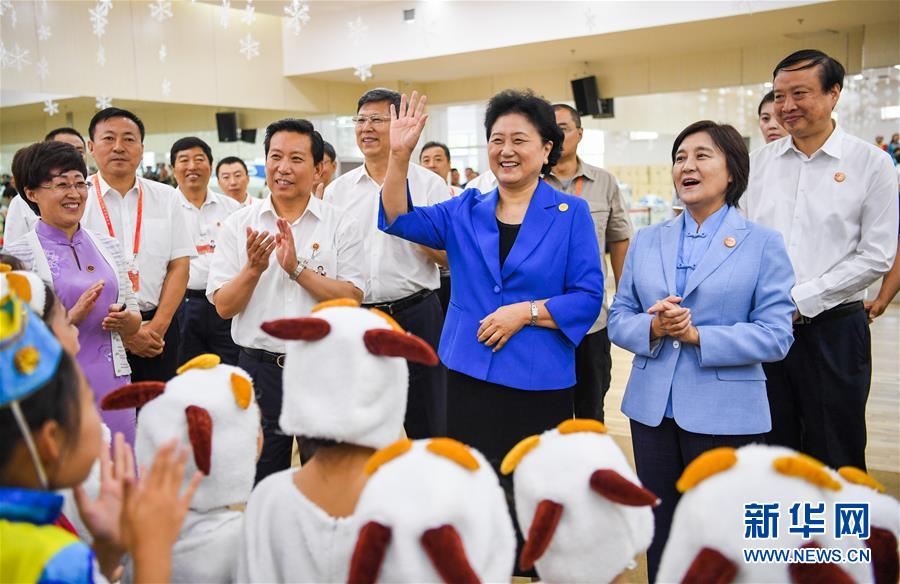 8月9日，中共中央政治局委員、國務院副總理、中央代表團副團長劉延東率中央代表團二分團到赤峰看望慰問各族干部群眾。這是劉延東在赤峰市青少年宮與青少年熱烈互動。新華社記者 連振 攝