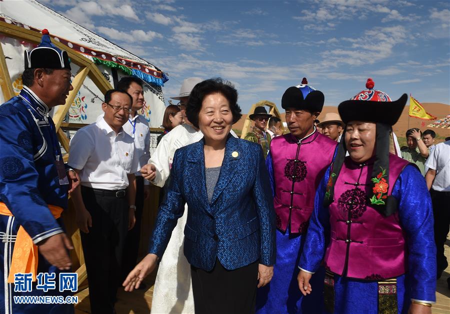 8月10日，中共中央政治局委員、中央統(tǒng)戰(zhàn)部部長、中央代表團(tuán)副團(tuán)長孫春蘭率中央代表團(tuán)三分團(tuán)繼續(xù)在內(nèi)蒙古自治區(qū)阿拉善盟看望慰問，把以習(xí)近平同志為核心的黨中央的親切關(guān)懷和全國各族人民的美好祝福帶給阿拉善各族各界干部群眾。這是孫春蘭在牧民張輝生（右二）家了解生產(chǎn)生活情況。新華社記者 任軍川 攝
