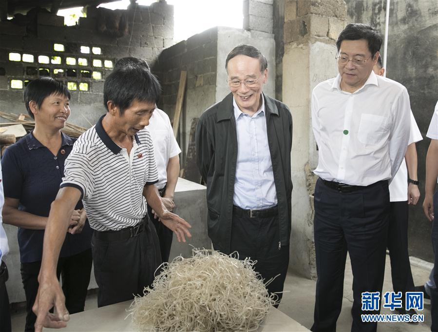 9月3日至5日，中共中央政治局常委、中央紀委書記、中央巡視工作領導小組組長王岐山在湖南省調研并主持召開巡察工作座談會。這是9月4日，王岐山在瀏陽市官橋鎮(zhèn)石灰嘴村貧困戶家中了解脫貧情況。新華社記者 王曄 攝

