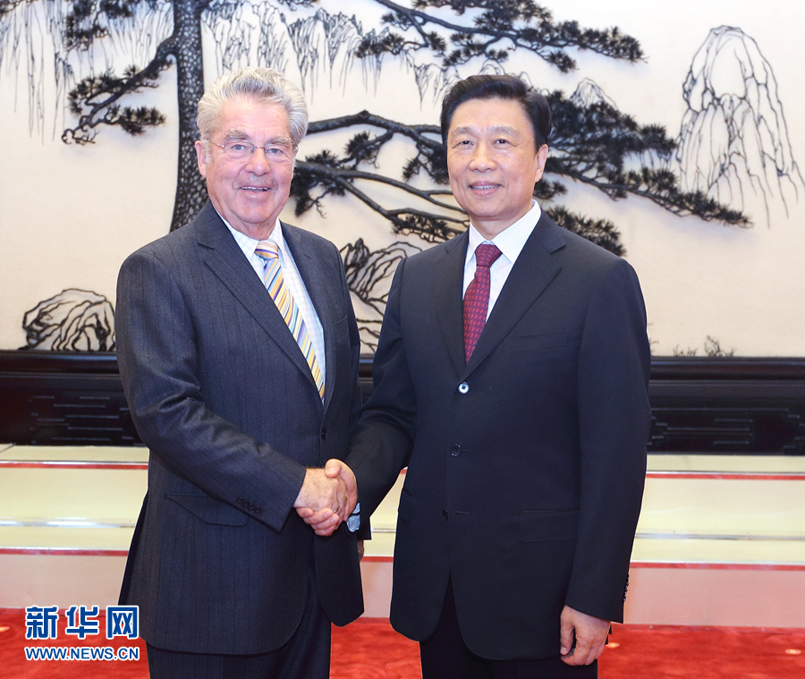 9月7日，國家副主席李源潮在北京會(huì)見應(yīng)全國對(duì)外友協(xié)邀請(qǐng)?jiān)L華的奧中友協(xié)主席、奧地利前總統(tǒng)菲舍爾。 新華社記者 王曄 攝

