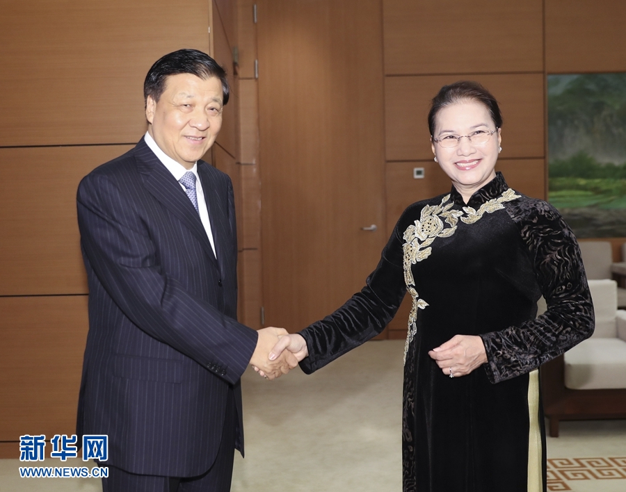 應越南共產黨邀請，中共中央政治局常委、中央書記處書記劉云山9月18日至19日對越南進行正式訪問。這是9月19日，劉云山在河內會見越南國會主席阮氏金銀。 新華社記者 丁林 攝