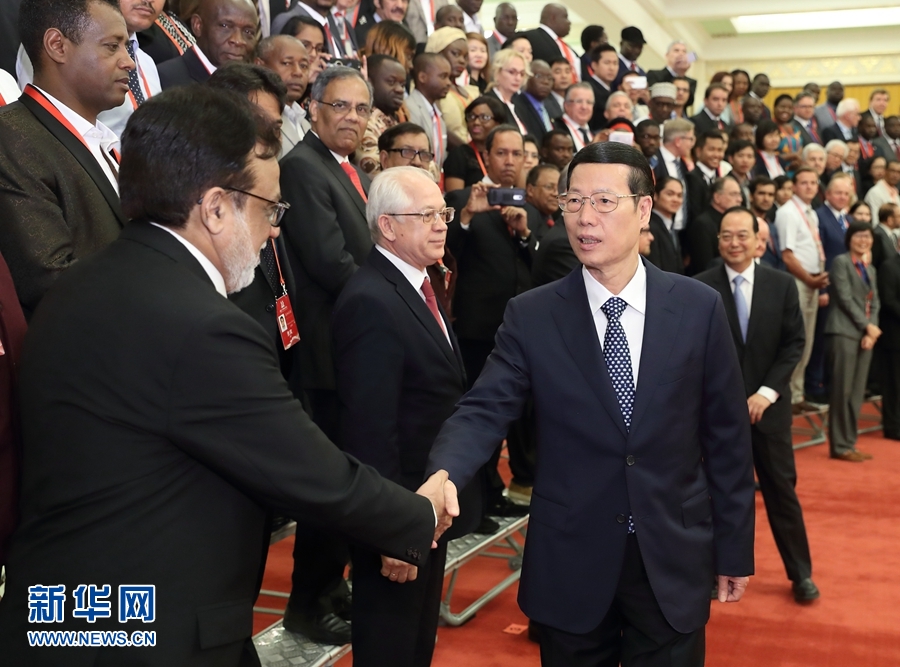 9月21日，中共中央政治局常委、國務院副總理張高麗在北京人民大會堂會見來華參加2017“一帶一路”媒體合作論壇的外方代表并回答大家關心的問題。新華社記者王曄攝 