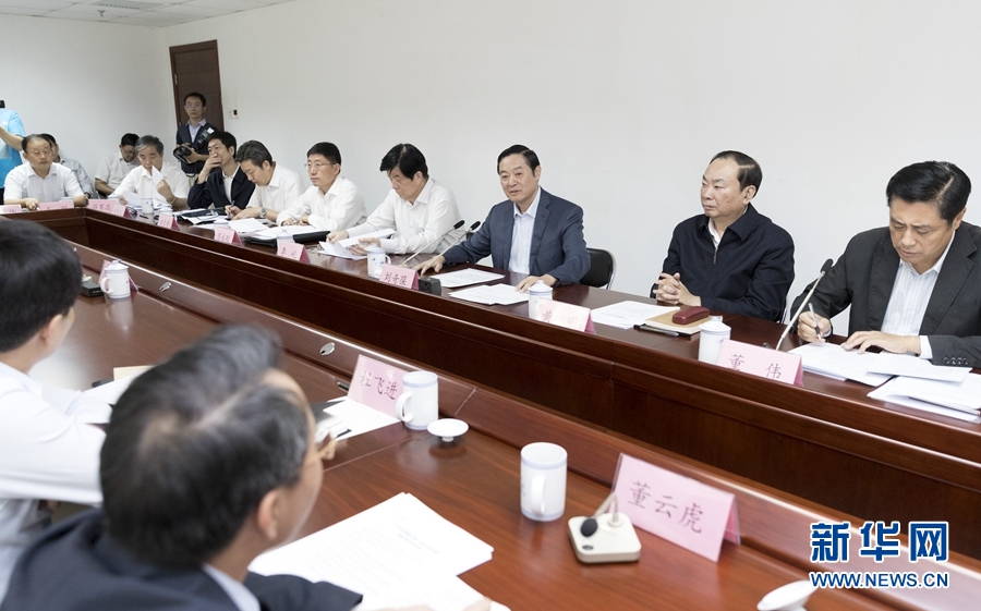 9月22日，中共中央政治局委員、中央書記處書記、中宣部部長(zhǎng)劉奇葆在北京調(diào)研京劇像音像工程情況。這是劉奇葆與有關(guān)方面負(fù)責(zé)同志座談交流。新華社記者 丁海濤 攝