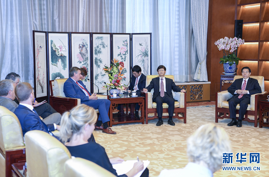 9月26日，中共中央政治局委員、中央政法委書記孟建柱在北京會見來華出席國際刑警組織第86屆全體大會的比利時副首相兼內(nèi)政大臣讓邦。國務(wù)委員、公安部部長郭聲琨參加有關(guān)會見。新華社記者 張領(lǐng) 攝