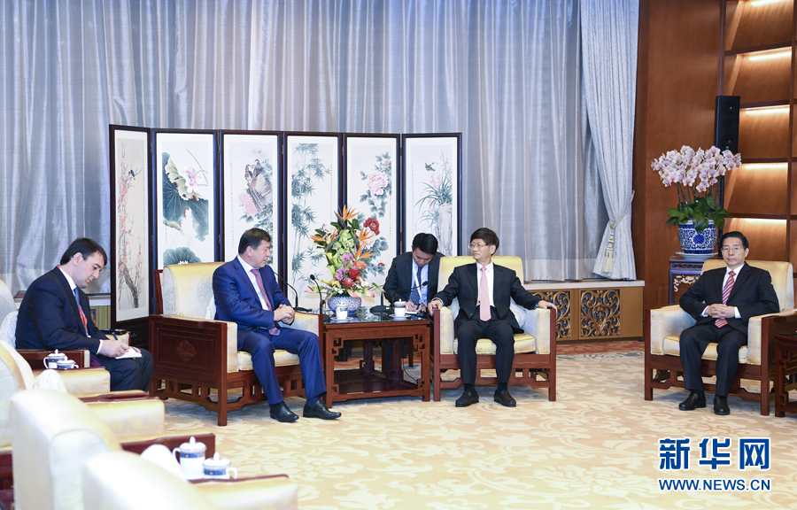 9月26日，中共中央政治局委員、中央政法委書記孟建柱在北京會見來華出席國際刑警組織第86屆全體大會的塔吉克斯坦內(nèi)務(wù)部長拉希姆佐達(dá)。國務(wù)委員、公安部部長郭聲琨參加有關(guān)會見。新華社記者 張領(lǐng) 攝