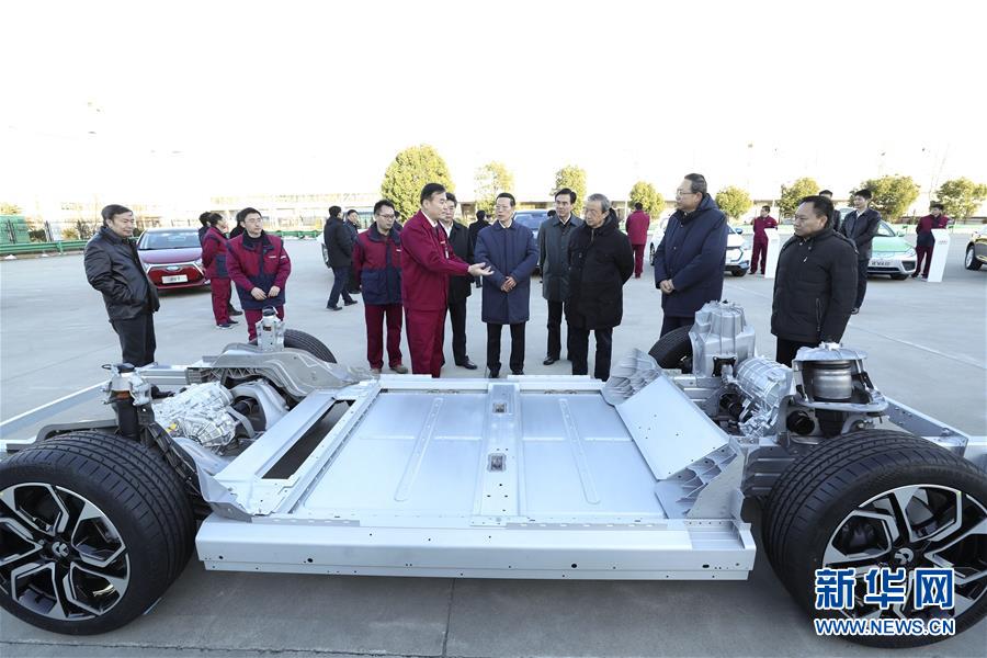 1月9日至10日，國務(wù)院副總理張高麗在安徽調(diào)研推動長江經(jīng)濟帶發(fā)展工作。這是1月9日，張高麗在江淮汽車股份有限公司了解企業(yè)生產(chǎn)經(jīng)營和參與國際產(chǎn)能合作情況。新華社記者 龐興雷 攝