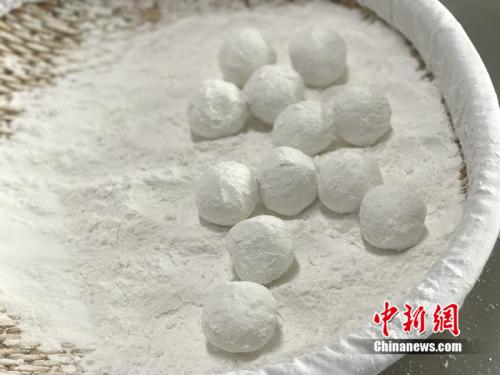 制作元宵時，首先要將餡料做好，沾上水，再投進盛滿糯米粉的笸籮內搖。<a target='_blank'  ><p  align=
