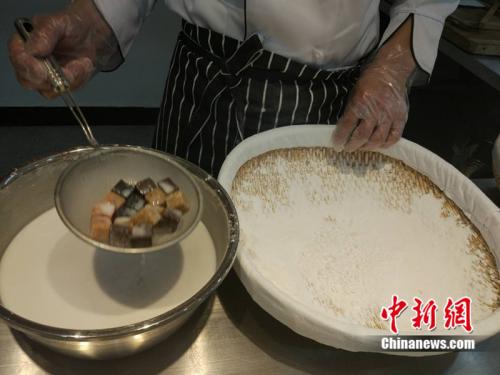 制作元宵時，首先要將餡料做好，沾上水，再投進盛滿糯米粉的笸籮內搖。<a target='_blank'  ><p  align=