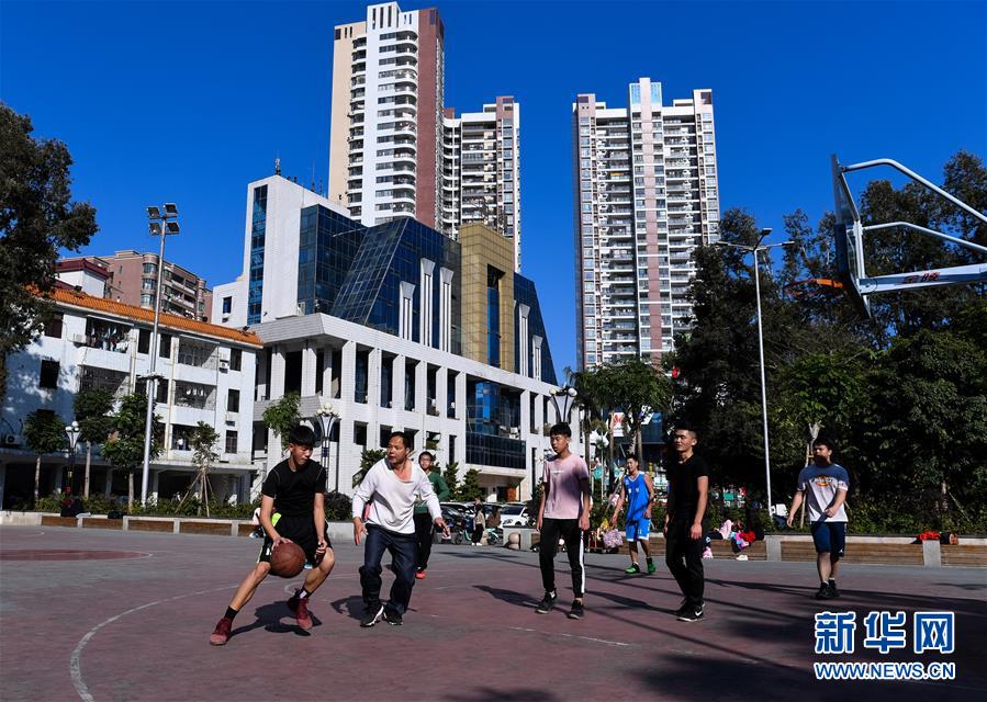 （在習(xí)近平新時(shí)代中國特色社會主義思想指引下——新時(shí)代新作為新篇章·圖文互動）（1）從種地到“種”高科技產(chǎn)業(yè)——“改革村”的新思維