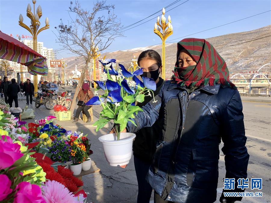 （新春走基層·圖文互動）（2）“只要備好年貨，新的一年就可以風調雨順”——臘月藏區年貨市場見聞