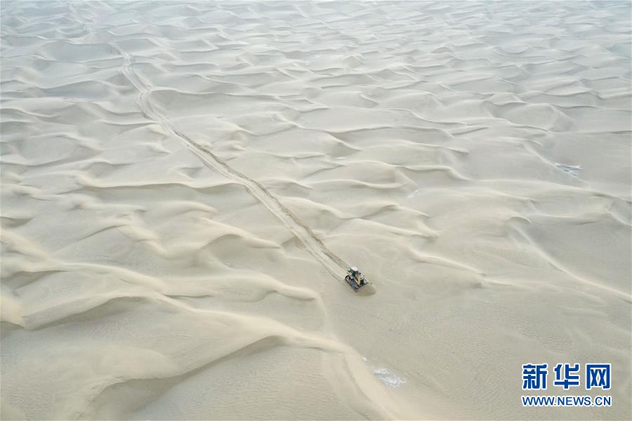 （新春走基層·圖文互動）（2）特寫：與車為伴，獨行沙海