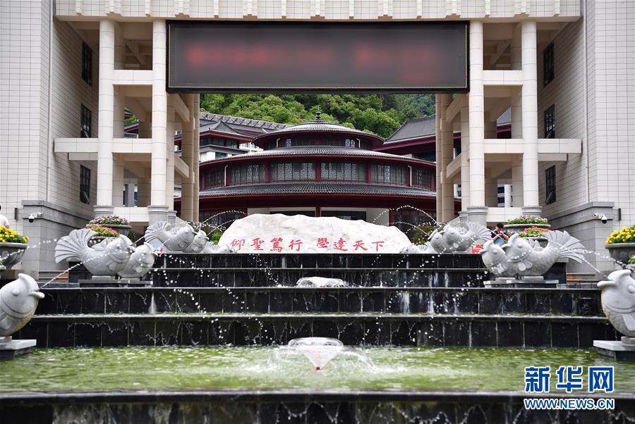 （新華視點·圖文互動）（3）學校建漂亮點本無錯，為何這所“豪華中學”讓人困惑？