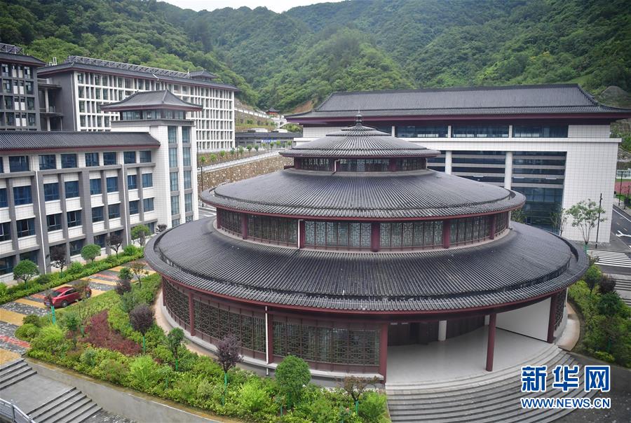 （新華視點·圖文互動）（4）學校建漂亮點本無錯，為何這所“豪華中學”讓人困惑？