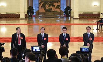 凌解放、王立平、徐川、黃一兵代表接受采訪
