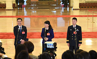 孟祥飛、李媛、曹先建代表接受采訪