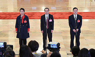 姜妍、康紅普、劉宗富代表接受采訪