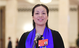 楊小玲代表接受采訪(fǎng)