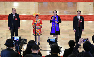 蔡松濤、杜麗群、楊小玲、賈立群代表接受采訪(fǎng)