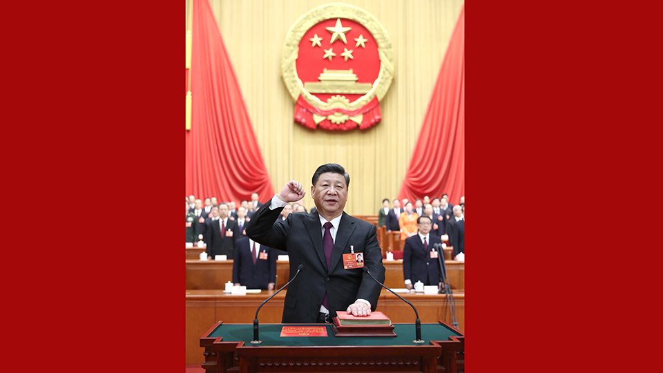 新當選的國家主席、中央軍委主席習近平進行憲法宣誓