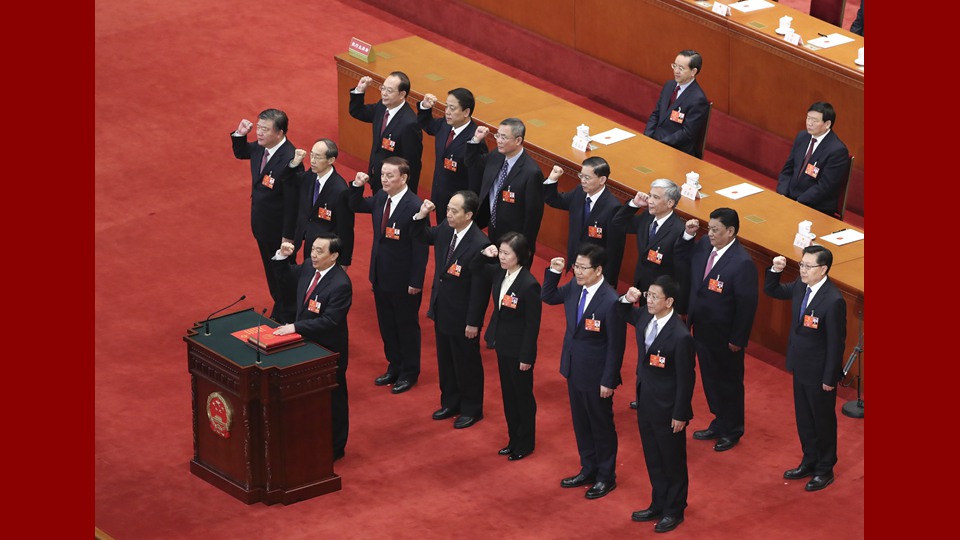 新當選的全國人大常委會副委員長、秘書長進行憲法宣誓