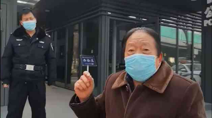 社區(qū)封閉，76歲的他為什么要出來