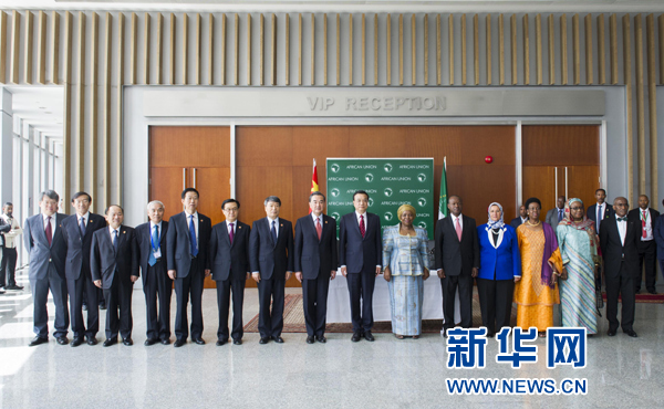 5月5日，中國國務院總理李克強在亞的斯亞貝巴非洲聯盟總部會見非盟委員會主席祖馬。這是會見后，李克強同祖馬參加集體合影。新華社記者王曄攝