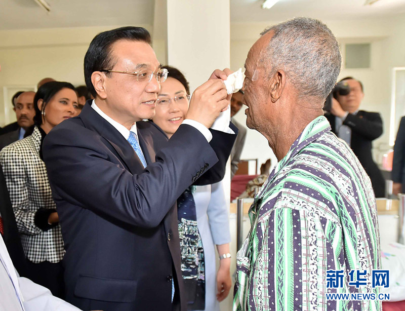 5月6日，國務(wù)院總理李克強(qiáng)與埃塞俄比亞總統(tǒng)穆拉圖一同來到亞的斯亞貝巴阿勒塔醫(yī)院，看望受益于中國免費(fèi)白內(nèi)障手術(shù)“光明行”活動(dòng)的埃塞俄比亞患者。這是李克強(qiáng)親手為接受中國醫(yī)生手術(shù)的埃塞俄比亞白內(nèi)障患者拆開紗布。 新華社記者 李濤 攝 