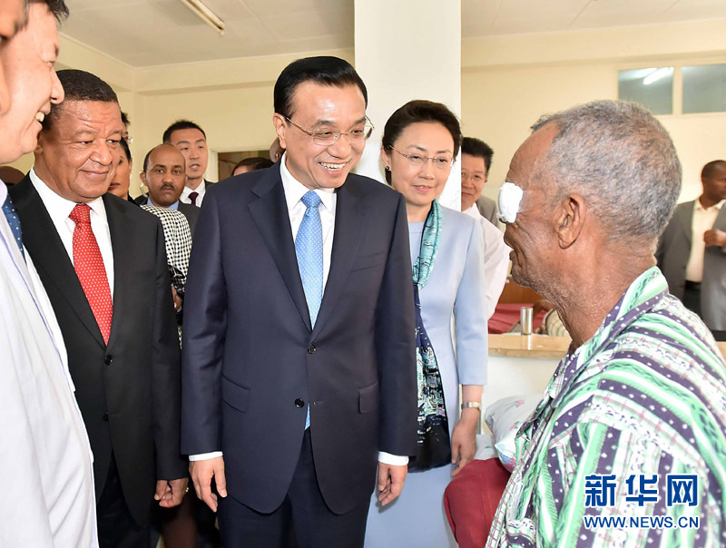 5月6日，中國國務(wù)院總理李克強(qiáng)與埃塞俄比亞總統(tǒng)穆拉圖一同來到亞的斯亞貝巴阿勒塔醫(yī)院，看望受益于中國免費(fèi)白內(nèi)障手術(shù)“光明行”活動(dòng)的埃塞俄比亞患者。新華社記者 李濤 攝 