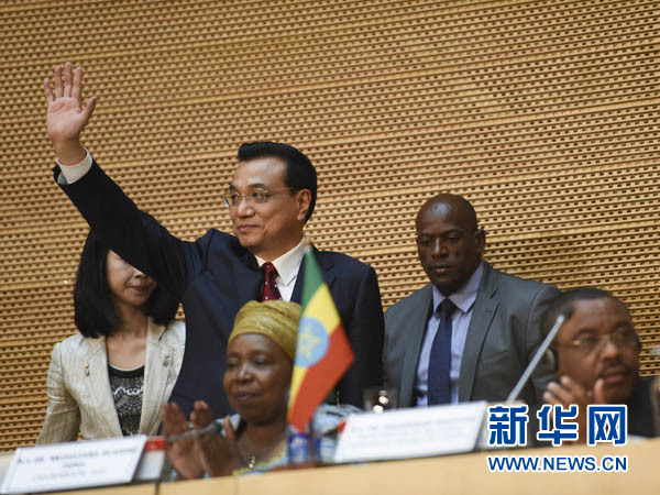 5月5日，中國國務院總理李克強在位于亞的斯亞貝巴的非洲聯盟總部發表題為《開創中非合作更加美好的未來》的演講。這是李克強步入會場時向聽眾揮手致意。新華社記者 李學仁 攝 