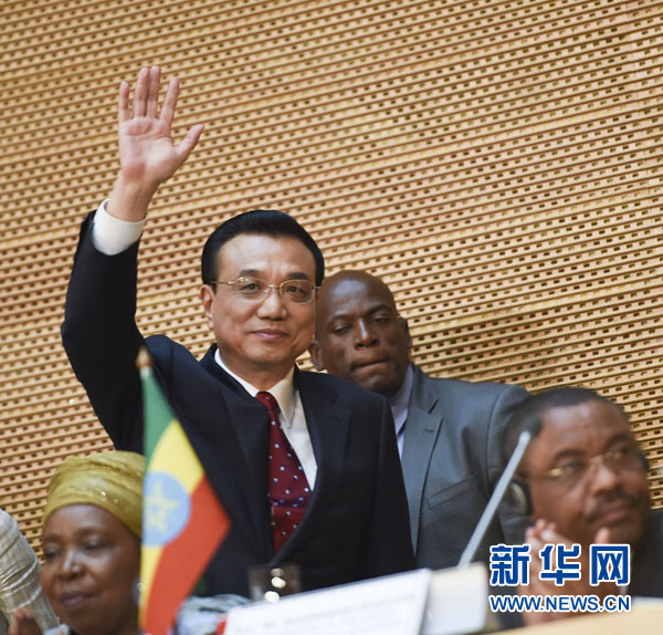 5月5日，中國國務院總理李克強在位于亞的斯亞貝巴的非洲聯盟總部發表題為《開創中非合作更加美好的未來》的演講。這是李克強步入會場時向聽眾揮手致意。新華社記者 李學仁 攝 