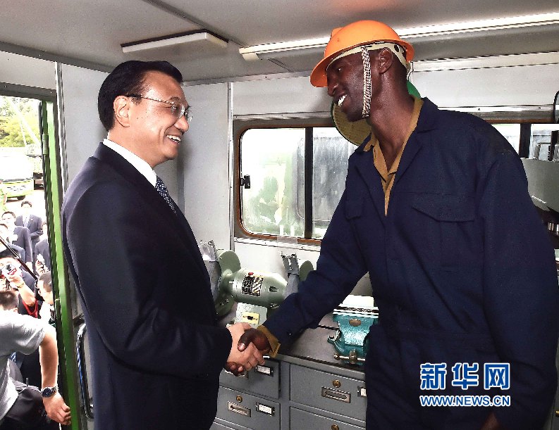 5月11日，中國國務(wù)院總理李克強(qiáng)參觀肯尼亞國家青年服務(wù)隊。這是李克強(qiáng)與服務(wù)隊隊員親切交談。 新華社記者 李濤 攝