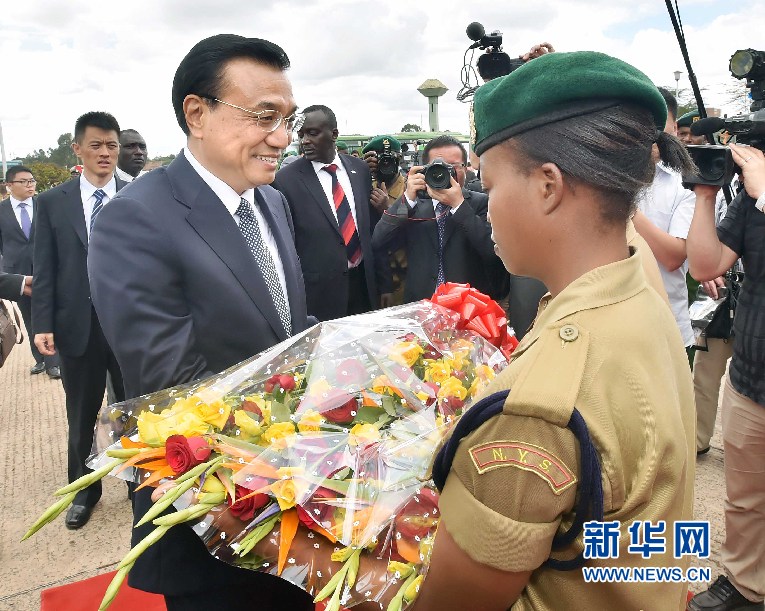 5月11日，中國國務(wù)院總理李克強(qiáng)參觀肯尼亞國家青年服務(wù)隊。這是服務(wù)隊隊員向李克強(qiáng)敬獻(xiàn)鮮花。 新華社記者 李濤 攝