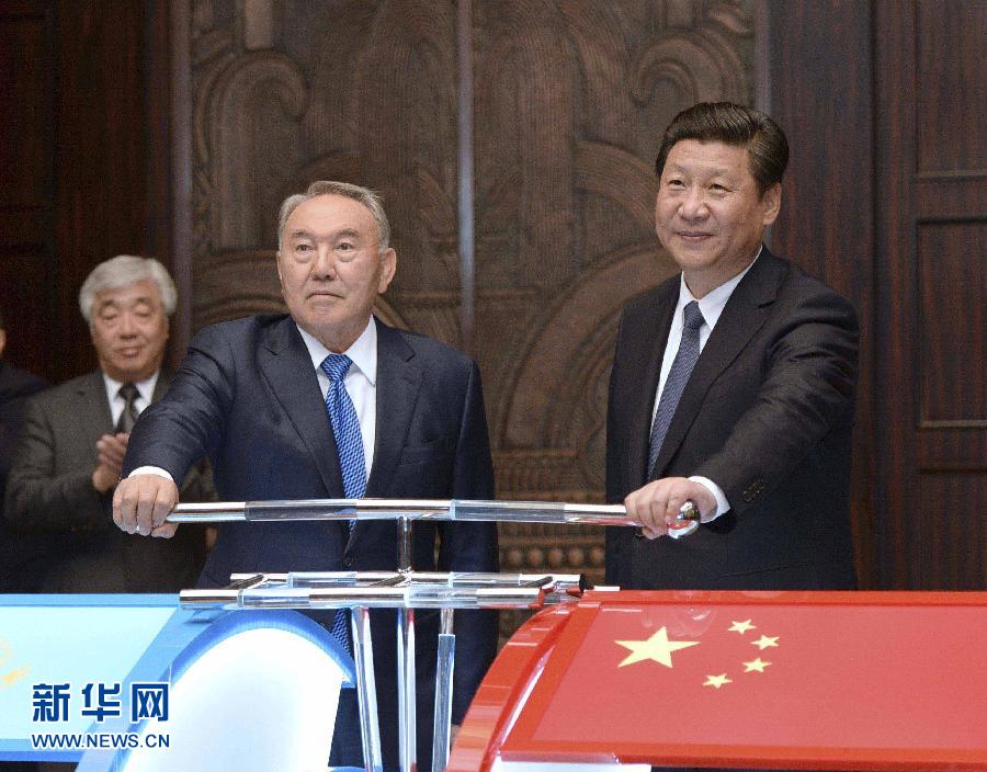 5月19日，國家主席習(xí)近平在上海同哈薩克斯坦總統(tǒng)納扎爾巴耶夫舉行會(huì)談。這是會(huì)談后，兩國元首共同出席中哈連云港物流場(chǎng)站項(xiàng)目遠(yuǎn)程投產(chǎn)儀式。新華社記者 馬占成 攝 