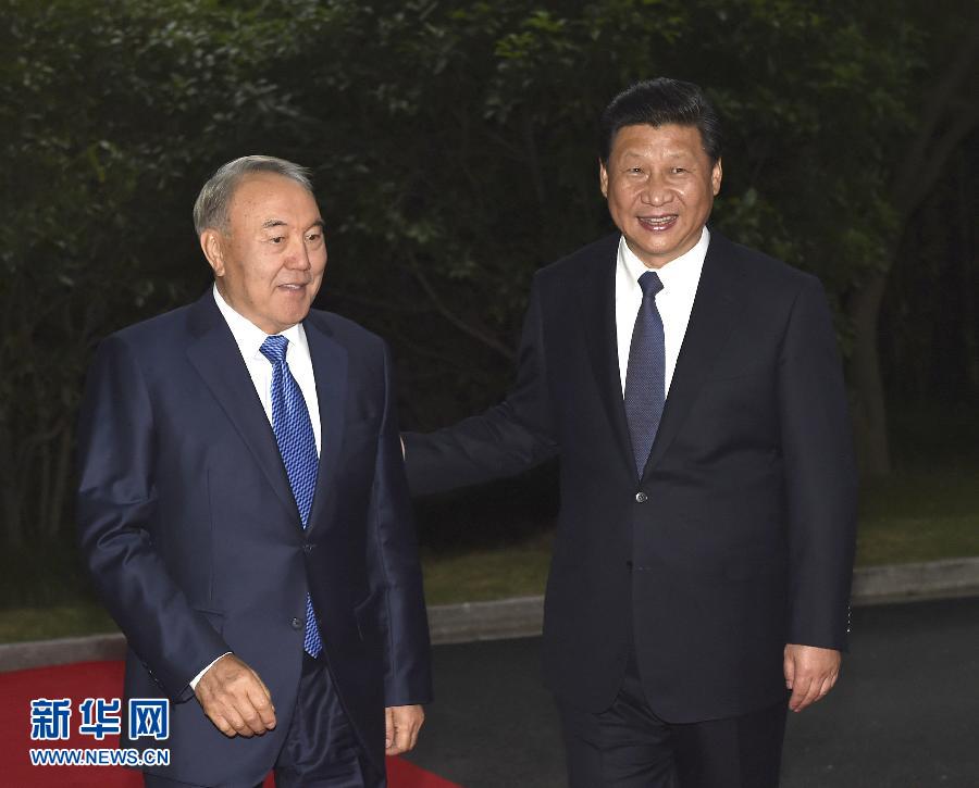  5月19日，中國國家主席習(xí)近平在上海同哈薩克斯坦總統(tǒng)納扎爾巴耶夫舉行會(huì)談。這是會(huì)談前，習(xí)近平在上海西郊會(huì)議中心廣場(chǎng)為納扎爾巴耶夫舉行歡迎儀式。新華社記者 馬占成 攝 
