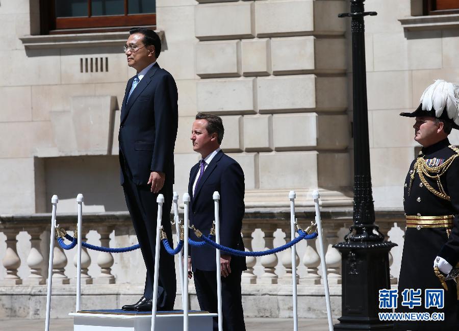 6月17日，中國國務(wù)院總理李克強(qiáng)在倫敦唐寧街10號(hào)首相府同英國首相卡梅倫舉行中英總理年度會(huì)晤。這是會(huì)晤前，卡梅倫為李克強(qiáng)舉行隆重的歡迎儀式。新華社記者 龐興雷 攝 