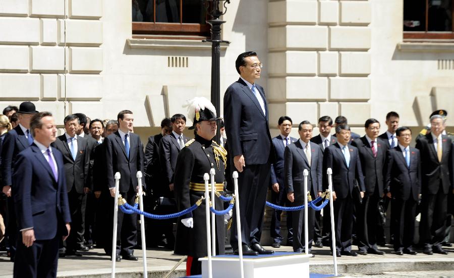 6月17日，中國國務(wù)院總理李克強(qiáng)在倫敦唐寧街10號(hào)首相府同英國首相卡梅倫舉行中英總理年度會(huì)晤。這是會(huì)晤前，卡梅倫為李克強(qiáng)舉行隆重的歡迎儀式。新華社記者 張鐸 攝 