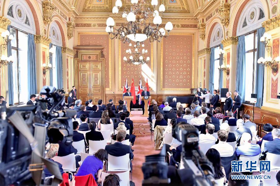 6月17日，中國國務院總理李克強同英國首相卡梅倫在倫敦舉行中英總理年度會晤后共同會見記者。新華社記者 李濤 攝