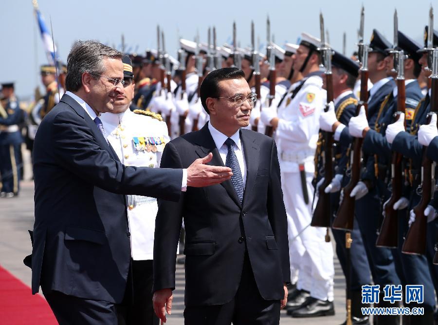 6月19日，國(guó)務(wù)院總理李克強(qiáng)乘專機(jī)抵達(dá)雅典國(guó)際機(jī)場(chǎng)，開(kāi)始對(duì)希臘進(jìn)行正式訪問(wèn)。希臘總理薩馬拉斯在機(jī)場(chǎng)為李克強(qiáng)舉行隆重的歡迎儀式。這是李克強(qiáng)在薩馬拉斯的陪同下檢閱儀仗隊(duì)。新華社記者 龐興雷 攝  