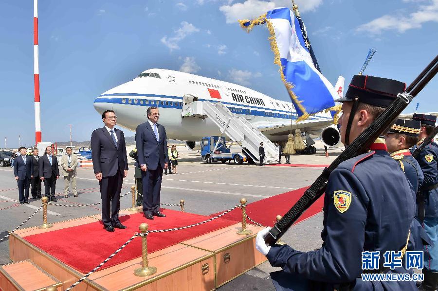 6月19日，國(guó)務(wù)院總理李克強(qiáng)乘專機(jī)抵達(dá)雅典國(guó)際機(jī)場(chǎng)，開(kāi)始對(duì)希臘進(jìn)行正式訪問(wèn)。希臘總理薩馬拉斯在機(jī)場(chǎng)為李克強(qiáng)舉行隆重的歡迎儀式。新華社記者 李濤 攝
