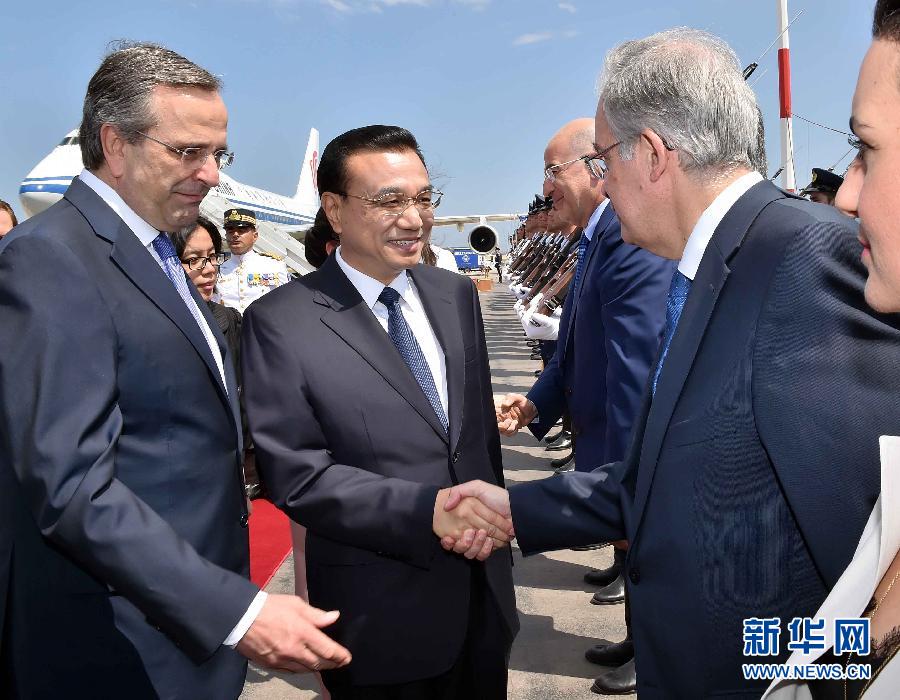 6月19日，國(guó)務(wù)院總理李克強(qiáng)乘專機(jī)抵達(dá)雅典國(guó)際機(jī)場(chǎng)，開(kāi)始對(duì)希臘進(jìn)行正式訪問(wèn)。希臘總理薩馬拉斯在機(jī)場(chǎng)為李克強(qiáng)舉行隆重的歡迎儀式。新華社記者 李濤 攝