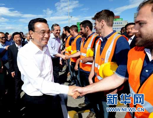 6月20日，國(guó)務(wù)院總理李克強(qiáng)與希臘總理薩馬拉斯共同考察中國(guó)遠(yuǎn)洋運(yùn)輸集團(tuán)比雷埃夫斯集裝箱碼頭。這是李克強(qiáng)和薩馬拉斯來(lái)到3號(hào)碼頭，同碼頭工人親切交流。新華社記者 李濤 攝 