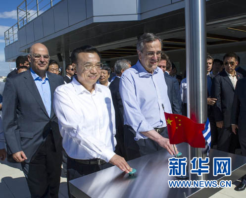 這是李克強(qiáng)與薩馬拉斯共同發(fā)出指令，一列滿(mǎn)載中國(guó)貨物的列車(chē)緩緩駛出比雷埃夫斯港，開(kāi)往中東歐目的地。新華社記者 王曄 攝