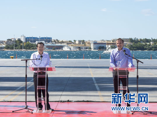 這是李克強(qiáng)和薩馬拉斯在3號(hào)碼頭發(fā)表講話(huà)。新華社記者 王曄 攝